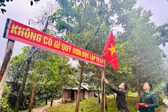 Anh A Lăng Lun thay cờ Tổ quốc cùng bà con vùng biên giới mừng đón năm mới 
