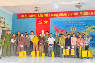 Trao quà cho bà con ngư dân vùng biển huyện Bình Sơn.