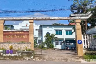 Trung tâm y tế huyện Ba Tơ, một trong những địa phương có nhiều trẻ em gái vị thành niên sinh đẻ.