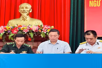 Các cơ quan chức năng nhận bàn giao ngư dân từ Quân chủng Hải quân.