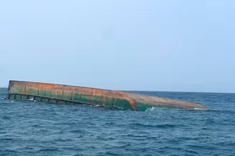 Sau vụ tai nạn, sà lan LA-06883 neo gần cảng Lý Sơn.