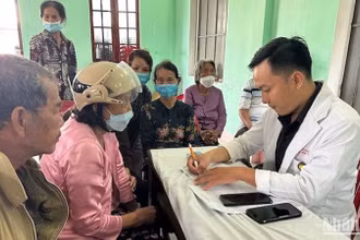 Khám sức khỏe cho người dân các địa phương ven biển Quảng Ngãi.