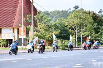 Các cơ quan, đơn vị huyện Tây Giang, tỉnh Quảng Nam diễu hành tuyên truyền phòng, chống tảo hôn và hôn nhân cận huyết thống.