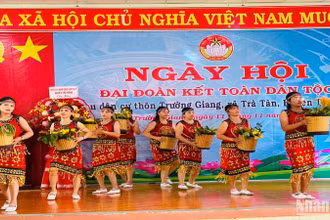Ngày hội Đại đoàn kết toàn dân tộc tại thôn Trường Giang, là vùng đặc biệt khó khăn của huyện miền núi Trà Bồng.