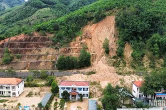 Hàng trăm khối đất đá từ núi cao trượt xuống khu vực nơi có nhiều cơ quan hành chính huyện Sơn Tây.