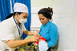 Chăm sóc trẻ sơ sinh tại Trung tâm y tế huyện Sơn Hà, tỉnh Quảng Ngãi