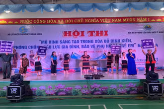 Đưa thông tin, kiến thức, kỹ năng bằng hình thức sân khấu hóa đến với bà con vùng cao.