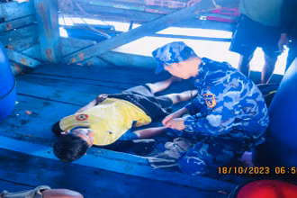 Lực lượng quân y điều trị cho các ngư dân bị nạn. 