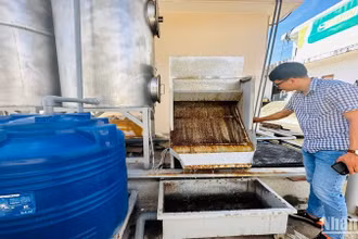Với mức đầu tư 3,8 tỷ đồng, Cảng neo trú tàu thuyền Tịnh Hòa chưa hoạt động nhưng một số thiết bị của trạm xử lý nước thải đã rỉ sét.