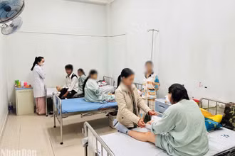Các bệnh viện tuyến tỉnh tại Quảng Ngãi liên tục tiếp nhận nhiều trường hợp cấp cứu khi bé gái mang thai, sinh con từ 13-16 tuổi