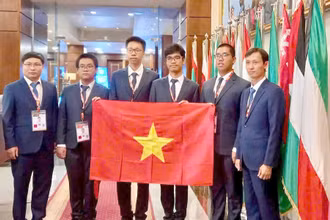 Đội tuyển quốc gia Việt Nam dự thi Olympic Tin học quốc tế (IOI) năm 2024 (từ phải sang trái ảnh): PGS, TS Đỗ Phan Thuận, Trưởng đoàn; Hoàng Xuân Bách; Phạm Công Minh; Phạm Ngọc Trung; Nguyễn Hữu Tuấn; TS Đỗ Đức Đông, Phó Trưởng đoàn.