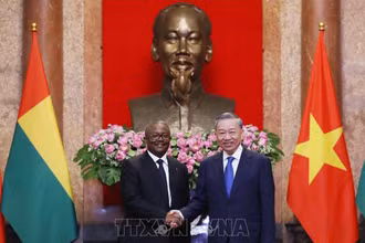 Tổng Bí thư, Chủ tịch nước Tô Lâm và Tổng thống Guinea-Bissau Umaro Sissoco Embaló chụp ảnh chung, chiều 6/9. (Ảnh: Lâm Khánh/TTXVN)