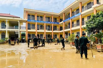 Một trường học bị ngập trong bùn, đất tại Lào Cai (Ảnh: Bộ Giáo dục và Đào tạo)