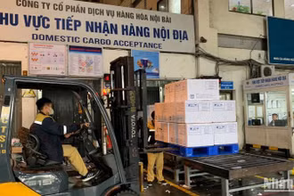 Tiếp nhận lô vaccine tại khu vực tiếp nhận hàng nội địa (sân bay Nội Bài).