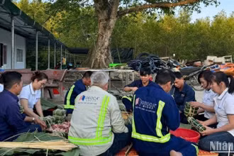 Không khí Tết tại công trường cũng rộn ràng với cây nêu, bếp lửa đun nồi bánh chưng nghi ngút, và những món ăn mang đậm hương vị Tết cổ truyền được chuẩn bị kỹ lưỡng.