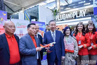 Tổng Bí thư, Chủ tịch nước Tô Lâm thăm gian hàng Vietjet tại Franco Tech 2024. (Ảnh: Quang Nguyễn) 
