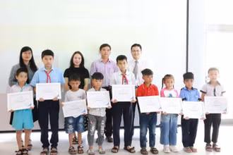 Trao học bổng Chương trình Học bổng Vòng tay nhân ái năm 2024 cho con em các nạn nhân tai nạn giao thông tỉnh Thừa Thiên Huế.