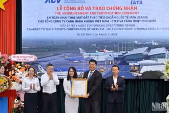 Đại diện lãnh đạo IATA trao chứng nhận ISAGO cho đại diện lãnh đạo ACV.