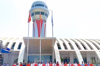 Các đại biểu cắt băng khánh thành Đài Kiểm soát không lưu Điện Biên.