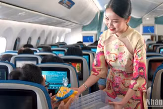 Vietnam Airlines tặng hành khách những món quà lưu niệm trên những chuyến bay Tết.