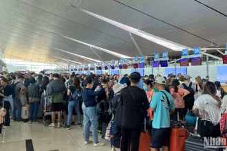 Trong dịp Tết Nguyên đán vừa qua, Cảng hàng không quốc tế Phú Quốc bị ùn ứ lượng khách làm thủ tục nhập cảnh, khiến khách du lịch phàn nàn.