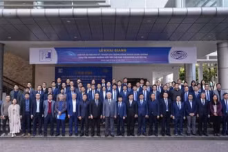 Ban lãnh đạo VINACONEX và Ban Giám hiệu Trường đại học Xây dựng chụp ảnh lưu niệm cùng các học viên lớp kỹ sư chuyên ngành đường sắt tốc độ cao và đường sắt đô thị.