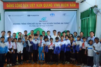 Các em học sinh, giáo viên và đại biểu tại lễ tổng kết dự án "Đạp xe đến trường an toàn".