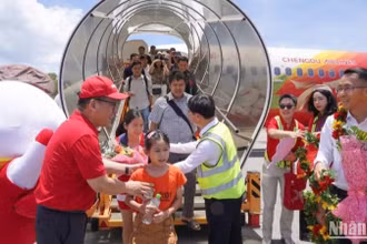 Hành khách và người dân nồng nhiệt chào đón đường Thành phố Hồ Chí Minh và Hà Nội đến Côn Đảo của VietJet.