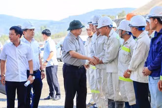 Người đứng đầu Chính phủ trực tiếp thăm hỏi, động viên người lao động tại công trường dự án và đề nghị các nhà thầu tiếp tục quan tâm, chăm lo hơn nữa đời sống người lao động.