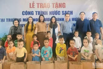 Trao tặng công trình nước sạch cho Trường mầm non Hương Bình.