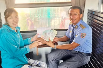 Tổ tàu trao trả toàn bộ tài sản bỏ quên cho nữ hành khách Trần Thị Thanh sáng 18/2.