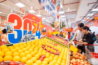 Người tiêu dùng mua sắm trong không khí Lễ 30/4 tại siêu thị.