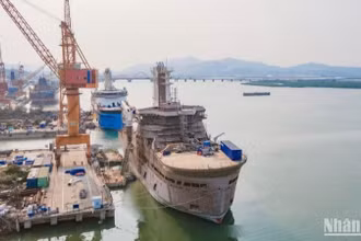 Tàu dịch vụ điện gió (CSOV) số 3 mang tên Windcat Haarlem, nằm trong series 14 tàu CSOV do Công ty Đóng tàu Hạ Long (SBIC) ký với Tập đoàn Damen (Hà Lan), vừa được hạ thủy thành công đầu tháng 4 vừa qua.