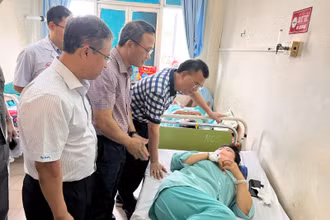 Đoàn công tác Ủy ban An toàn giao thông quốc gia thăm hỏi nạn nhân.