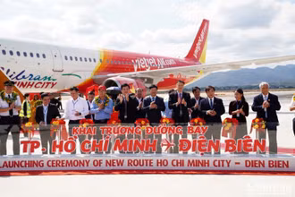 Tàu bay đặc biệt của Vietjet cùng chuyến bay khai trương được chào đón bởi lãnh đạo Ủy ban nhân dân tỉnh Điện Biên, cùng đông đảo người dân và du khách.