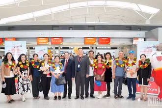 Phó Tổng lãnh sự Lào tại Thành phố Hồ Chí Minh Souvannaseng Amphay cùng lãnh đạo Vietjet tặng hoa và chúc mừng những hành khách đầu tiên trên chuyến bay khai trương từ Thành phố Hồ Chí Minh đi Vientiane.
