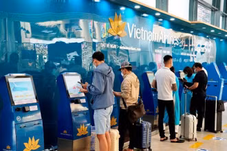 Vietnam Airlines làm thủ tục trực tuyến tại sân bay Mumbai