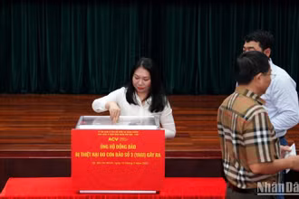 Đồng chí Lê Thị Diệu Thúy, Phó Bí thư Thường trực Đảng ủy, Thành viên Hội đồng quản trị ACV ủng hộ đồng bào vùng lũ tại lễ phát động.