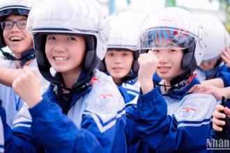 Tổ chức AIP Foundation và Công ty Johnson & Johnson Việt Nam trao tặng 1.300 mũ bảo hiểm theo tiêu chuẩn ECE 22 của Liên Hợp Quốc cho học sinh Trường Trung học phổ thông Trần Nhật Duật (huyện Yên Bình, Yên Bái).