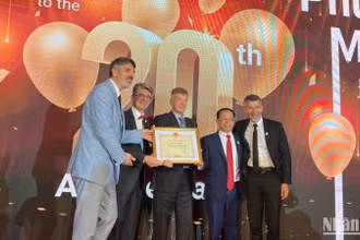 Đại diện lãnh đạo Công ty Trách nhiệm hữu hạn Mê Kông vinh dự đón nhận phần thưởng cao quý.