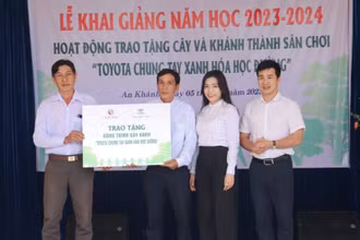 Chương trình Toyota chung tay xanh hóa học đường năm 2023 trao tặng cây cảnh quan và sân chơi cho trường Tiểu học An Khánh.
