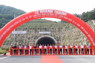 Phó Thủ tướng Trần Hồng Hà cùng các đại biểu cắt băng khánh thành 2 dự án cao tốc.
