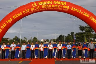 Các đại biểu cắt băng khánh thành Dự án cải tạo, nâng cấp Quốc lộ 31 đoạn qua tỉnh Bắc Giang. 