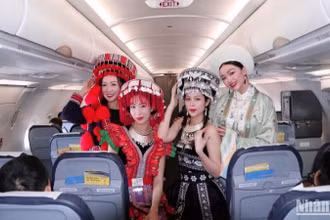 Trên các chuyến bay ngày mồng 1 Tết Nguyên đán, Vietravel Airlines mang đến bộ sưu tập trang phục truyền thống các dân tộc Việt Nam, thay cho lời chúc Tết trọn vẹn, giới thiệu bản sắc văn hóa của đồng bào dân tộc Việt Nam khắp mọi miền đất nước.