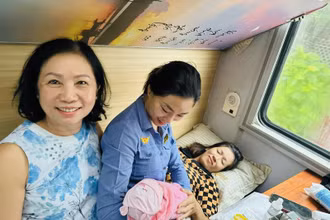 Hành khách Cao Thị Mỹ Duyên đã hạ sinh một bé gái thành công. 