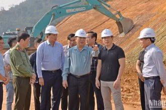 Bí thư Tỉnh ủy Cao Bằng Trần Hồng Minh kiểm tra tiến độ thực hiện dự án tuyến đường bộ cao tốc Đồng Đăng-Trà Lĩnh tại cửa Tây hầm 2, xã Thụy Hùng (Thạch An).