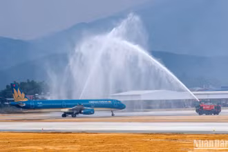 Nghi thức phun vòi rồng chào đón chuyến bay.