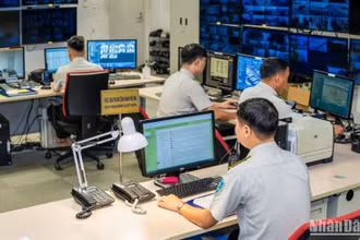 Tổ camera giám sát an ninh sân bay Nội Bài trong ca trực.