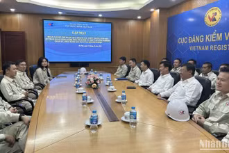 Lãnh đạo Cục Đăng kiểm Việt Nam gặp gỡ đoàn cán bộ trẻ được quy hoạch các chức danh quản lý.