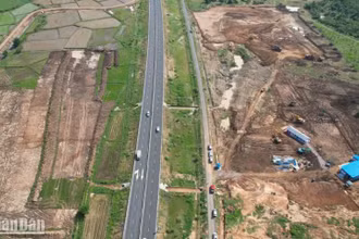 Triển khai san lấp mặt bằng thi công công trình trạm dừng nghỉ trên tuyến cao tốc bắc-nam.